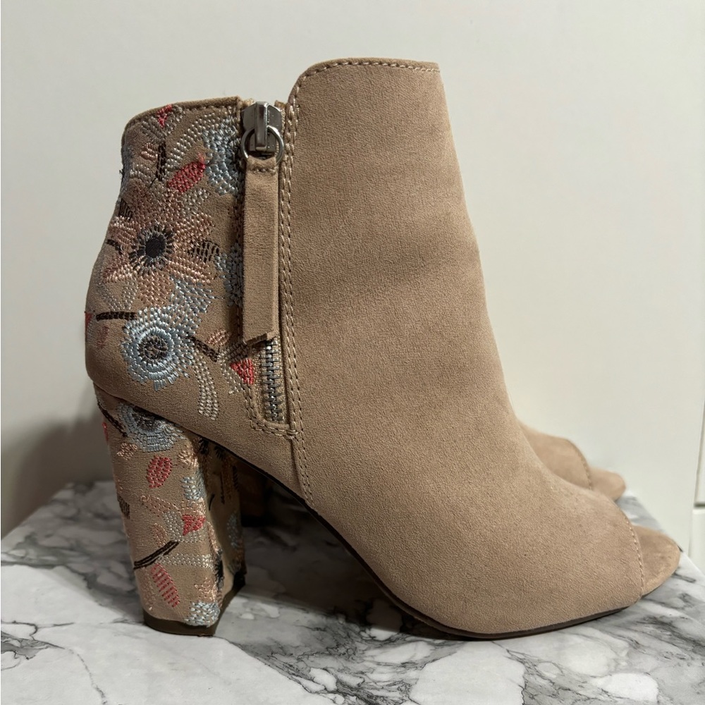 Authentic American Heritage brand mauve pink heels with floral detailing.
